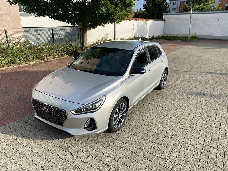 Grau Gebraucht 2017 Hyundai i30 Limousine | 10.990 € (Etwas zu teuer) - Bild 1/4