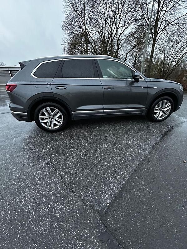 Gebraucht VW Touareg 231 PS (169 kW) 2022 Grau SUV