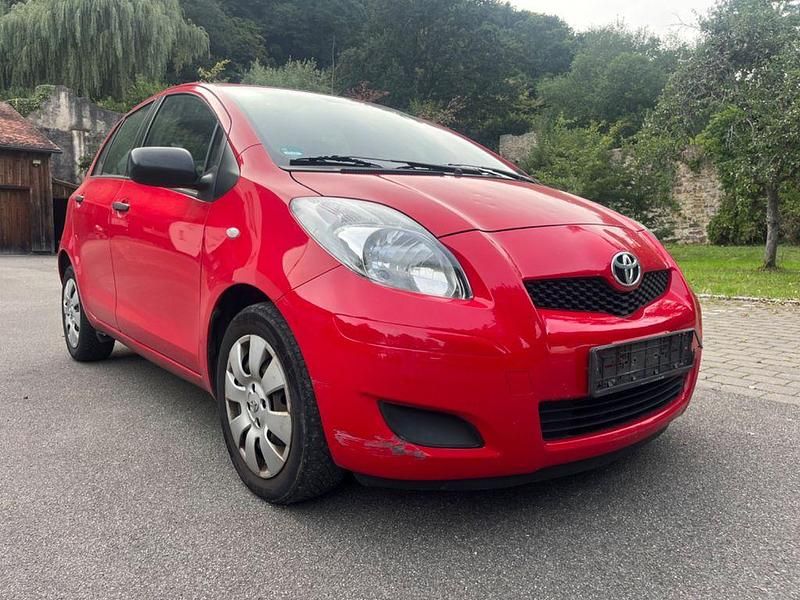 Rot Gebraucht 2010 Toyota Yaris Cool Limousine | 1.650 € (Guter Preis) - Bild 1/4