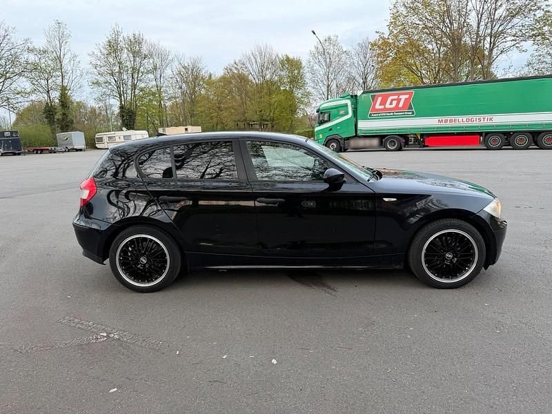 Gebraucht BMW 118 122 PS (89 kW) 2006 Schwarz Kleinwagen