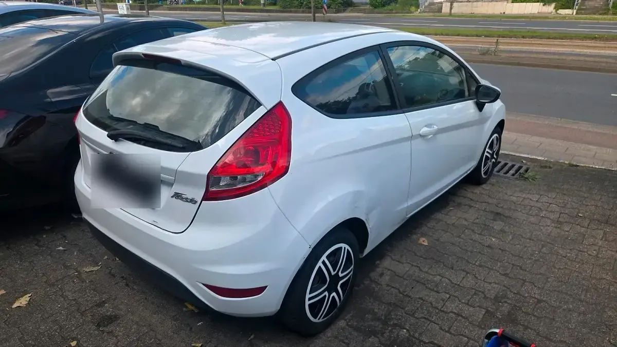 Gebraucht Ford Fiesta 60 PS (44 kW) 2010 Weiß Kleinwagen