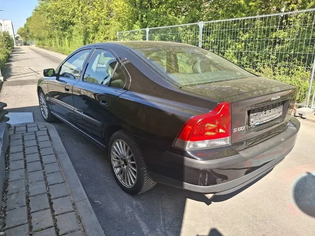Second-hand Volvo S60 170 CP (125 kW) 2004 Negru Berlinǎ