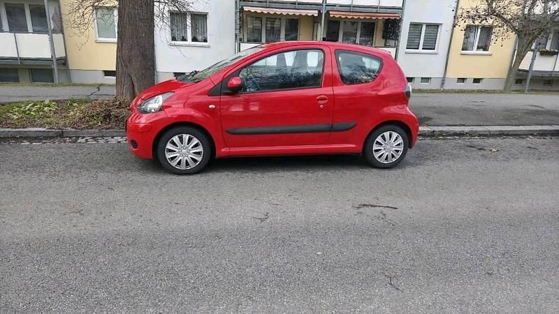 Gebraucht Toyota Aygo 68 PS (50 kW) 2009 Rot Kleinwagen