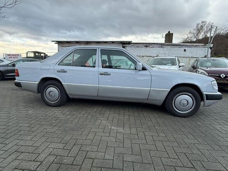 Gebraucht Mercedes 200 75 PS (55 kW) 1992 Blau Limousine