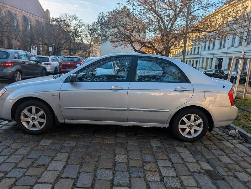 Gebraucht Kia Cerato 78 PS (57 kW) 2006 Silber Limousine