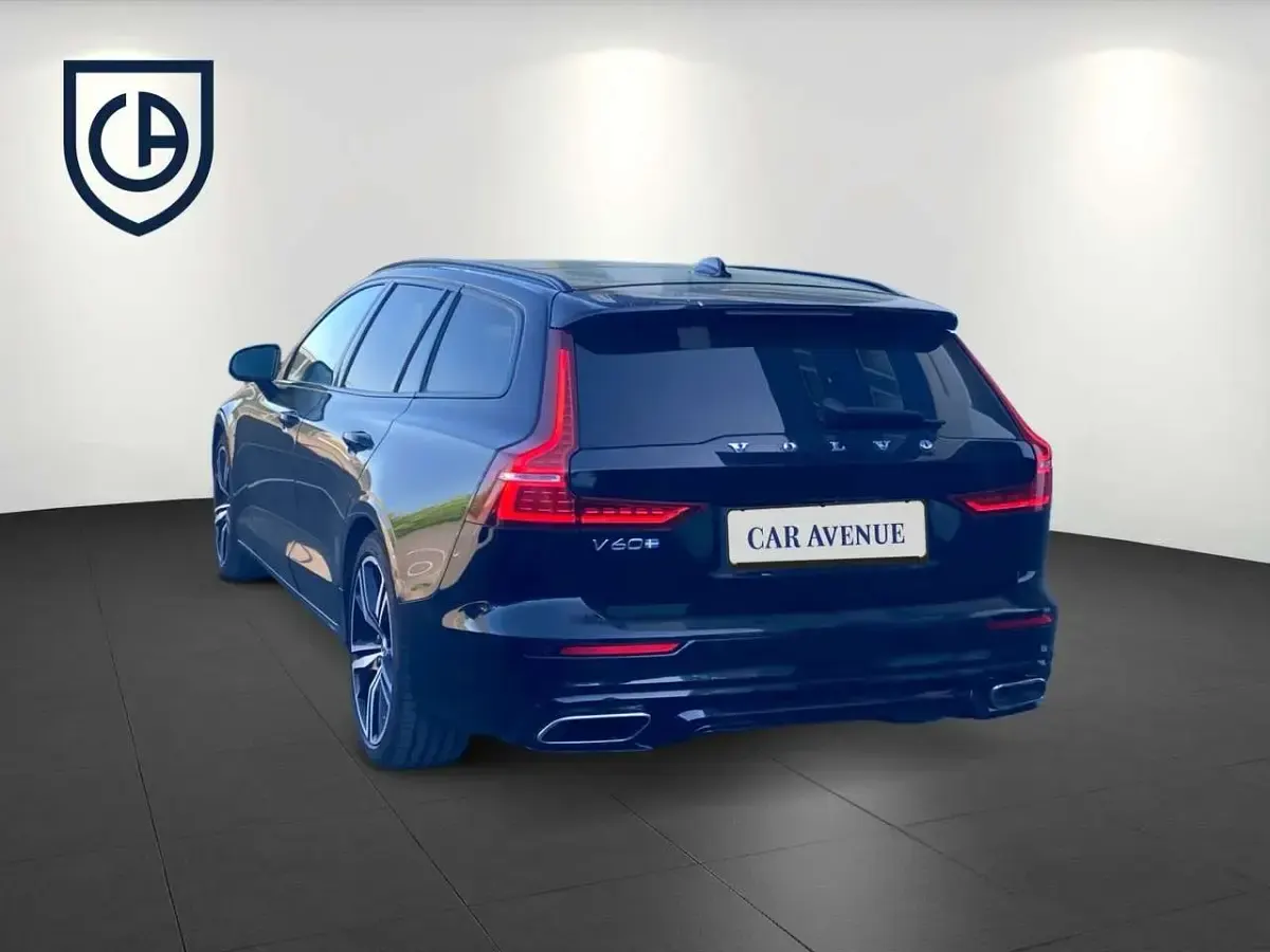 Gebraucht Volvo V60 R-Design 250 PS (183 kW) 2020 Onyx black / metallic Kombi