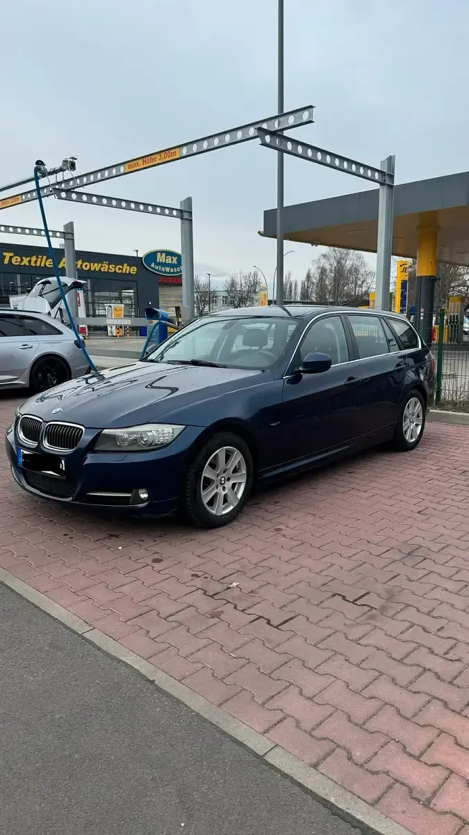 Gebraucht BMW 320 184 PS (135 kW) 2011 Blau Kombi