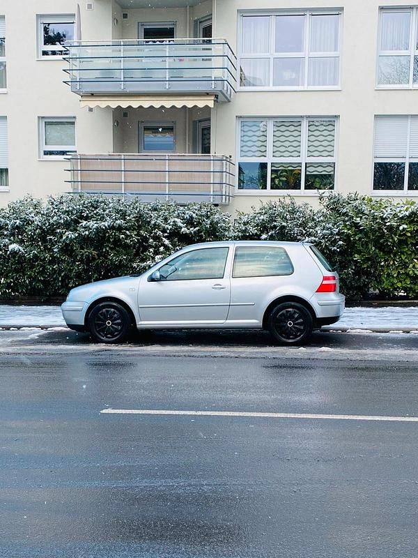 Silber Gebraucht 2003 VW Golf IV Kleinwagen | 2.750 € - Bild 1/4