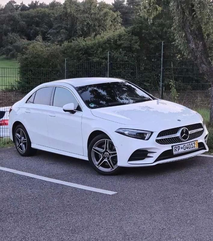 Weiß Gebraucht 2021 Mercedes A250 AMG line Limousine | 29.500 € (Etwas zu teuer) - Bild 1/4