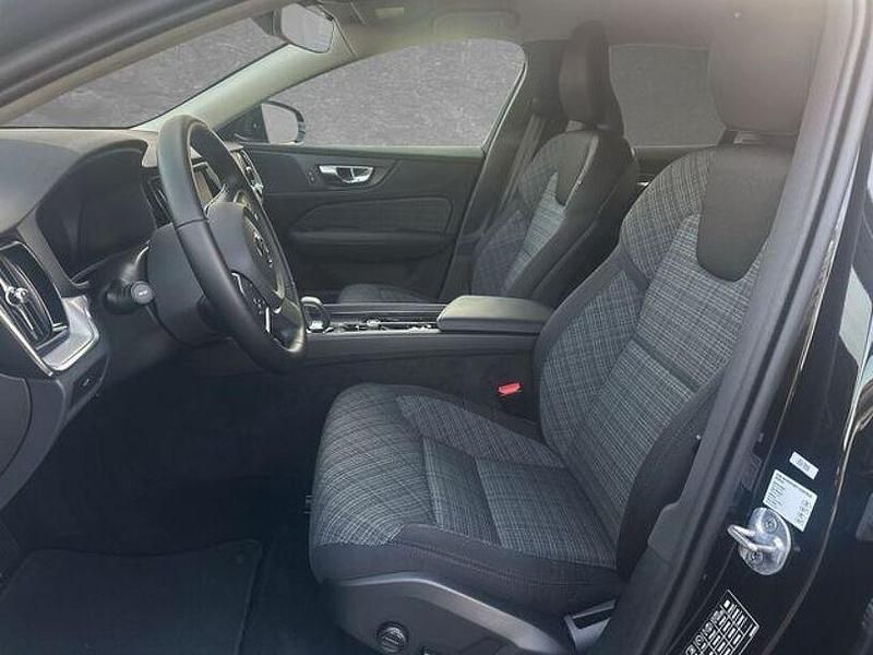 Gebraucht Volvo V60 Core 197 PS (144 kW) 2025 Onyx schwarz Kombi