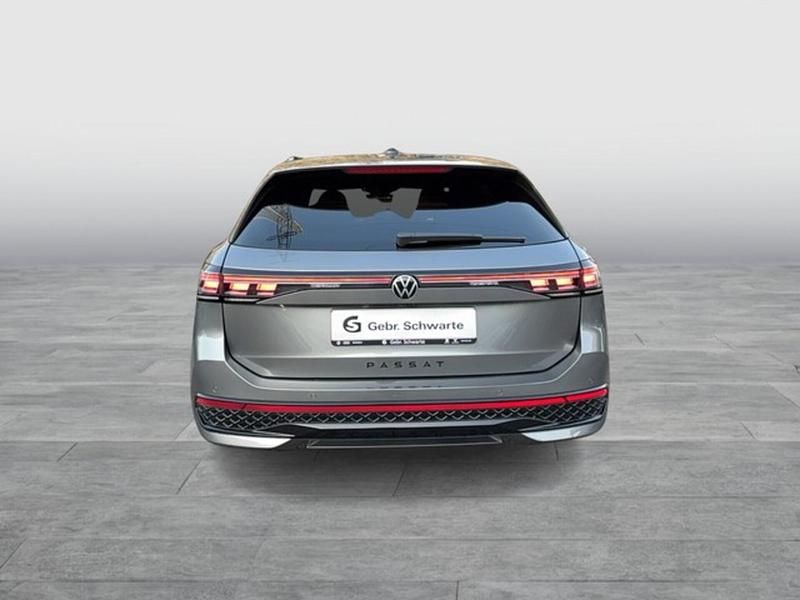 Gebraucht VW Passat R-line 150 PS (110 kW) 2024 Grau Kombi