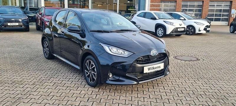 Mysticschwarz Gebraucht 2022 Toyota Yaris Hybrid Comfort Kleinwagen | 21.500 € (Etwas zu teuer) - Bild 1/4