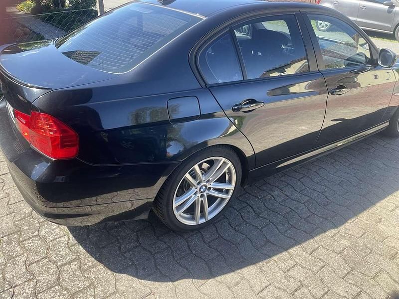 Gebraucht BMW 318 143 PS (105 kW) 2011 Schwarz Limousine
