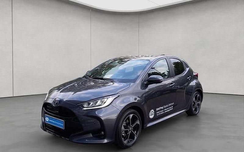 Grau Neu 2025 Toyota Yaris Hybrid Style Limousine | 30.990 € - Bild 1/4