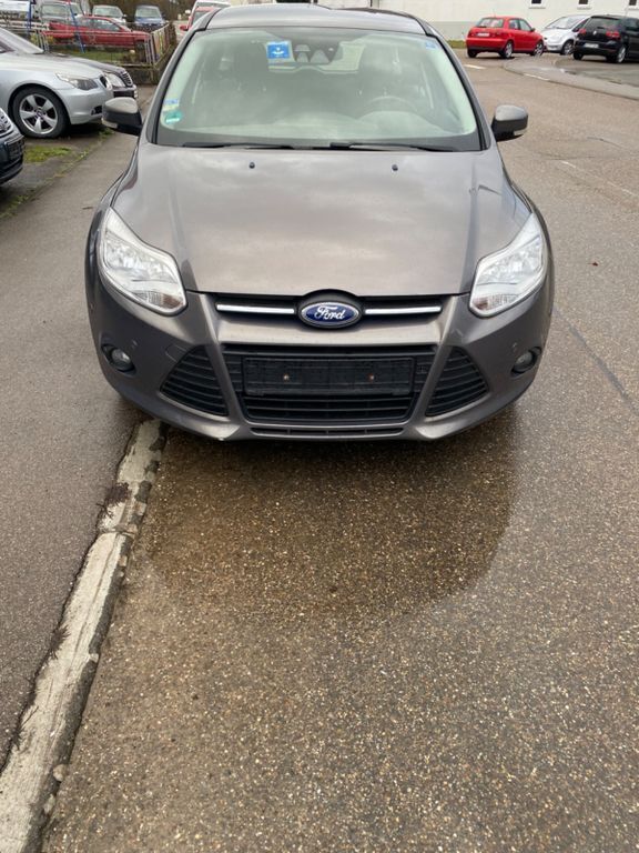 Grau Gebraucht 2014 Ford Focus Limousine | 3.699 € (Superpreis) - Bild 1/4