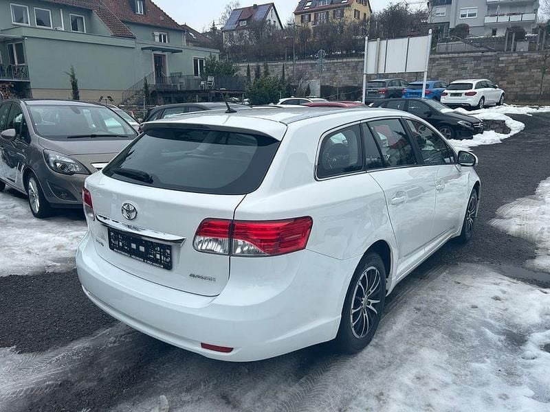 Gebraucht Toyota Avensis Life 147 PS (108 kW) 2013 Weiß Kombi
