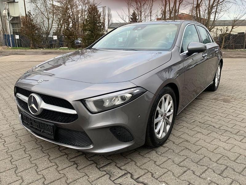 Grau Gebraucht 2019 Mercedes A180 Limousine | 16.900 € (Fairer Preis) - Bild 1/4