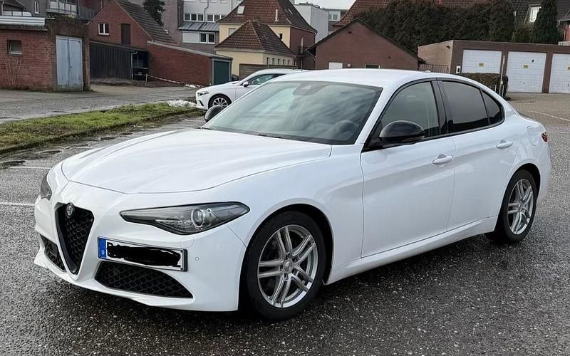 Weiß Gebraucht 2017 Alfa Romeo Giulia Super Limousine | 20.200 € (Etwas zu teuer) - Bild 1/4