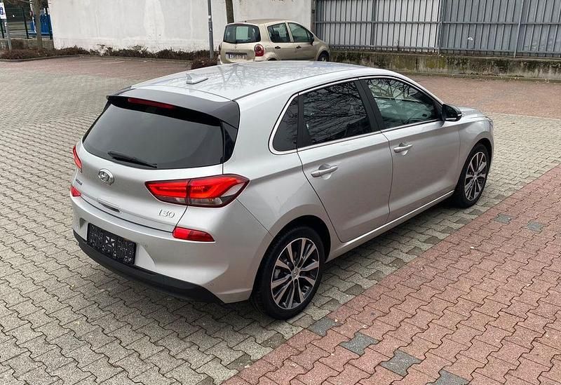 Gebraucht Hyundai i30 120 PS (88 kW) 2017 Grau Limousine