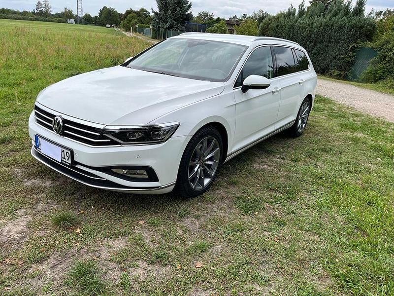 Weiß Gebraucht 2020 VW Passat Elegance Kombi | 19.900 € (Fairer Preis) - Bild 1/4