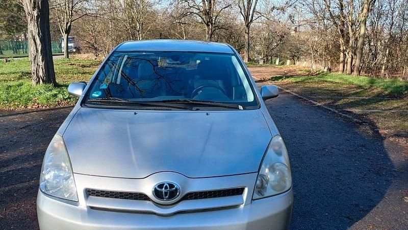 Grau Gebraucht 2006 Toyota Corolla Verso Sol Van / Kleinbus | 2.500 € (Superpreis) - Bild 1/4