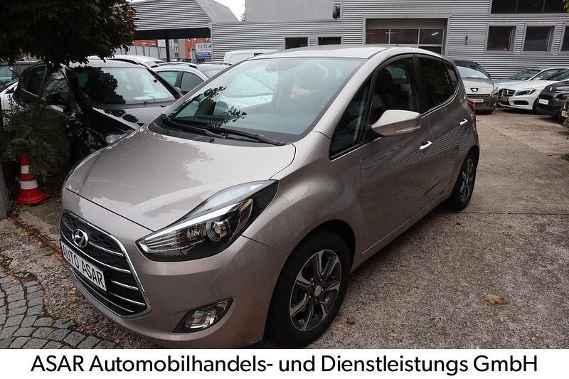 Silber Gebraucht 2017 Hyundai ix20 Trend Van / Kleinbus | 10.980 € (Fairer Preis) - Bild 1/4