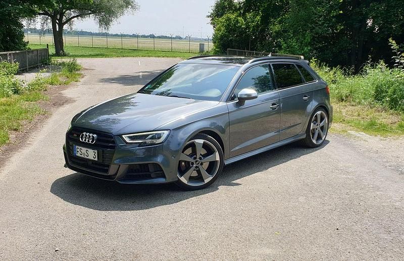 Grau Gebraucht 2017 Audi S3 Ambiente Limousine | 26.880 € (Guter Preis) - Bild 1/4