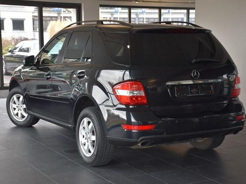 Gebraucht Mercedes ML350 231 PS (169 kW) 2010 Schwarz SUV