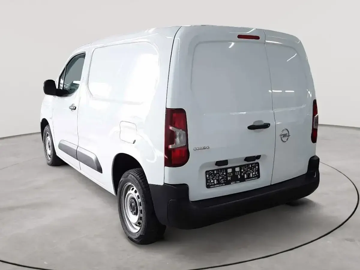 Używany Opel Combo 102 KM (75 kW) 2024 Biały Minivan
