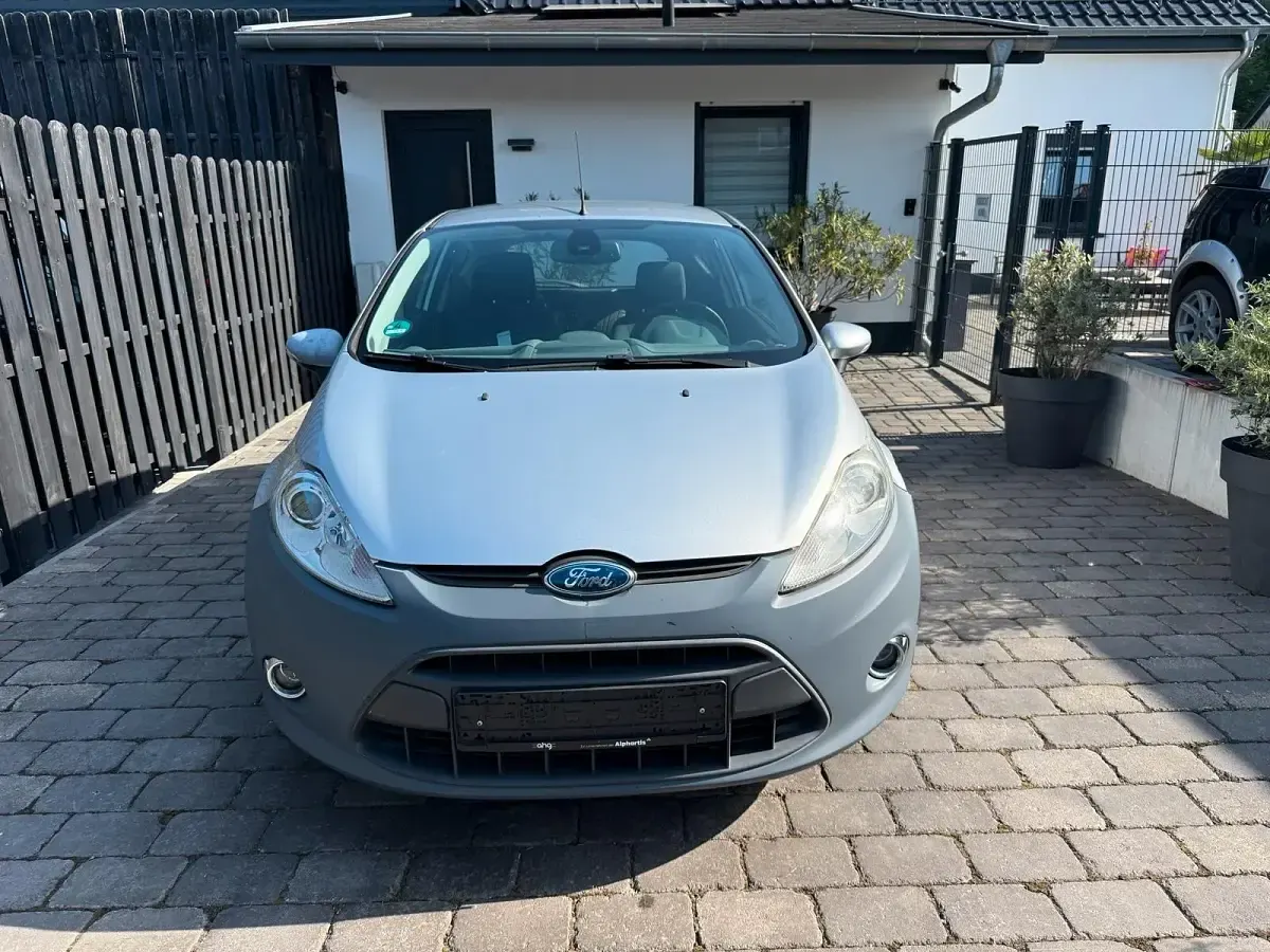 Gebraucht Ford Fiesta Ghia 82 PS (60 kW) 2008 Silber Kleinwagen