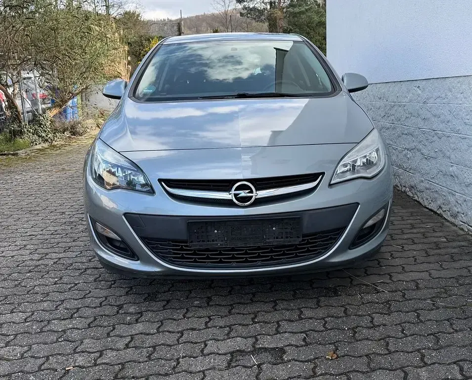 Gebraucht Opel Astra Active 101 PS (74 kW) 2013 Silber Limousine