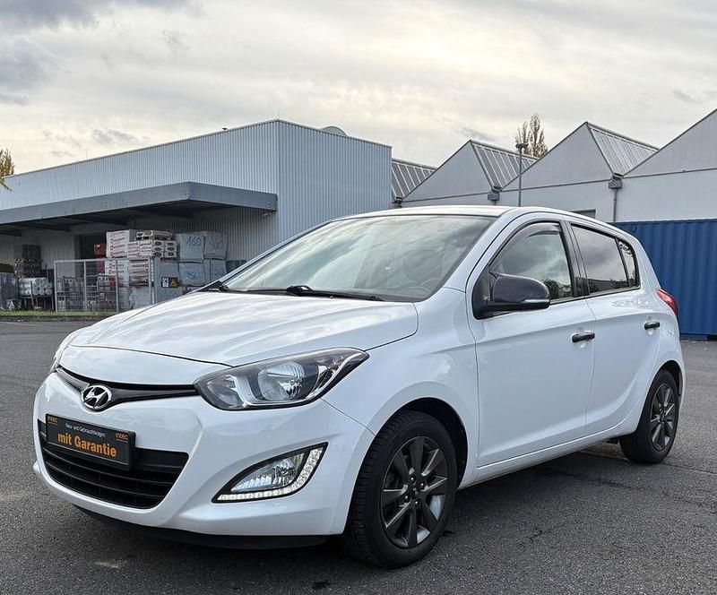 Weiß Gebraucht 2014 Hyundai i20 Edition Limousine | 6.390 € (Guter Preis) - Bild 1/4