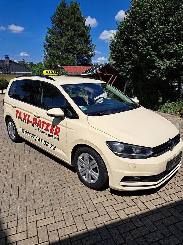 Gelb Gebraucht 2017 VW Touran Trendline Van / Kleinbus | 5.500 € - Bild 1/4