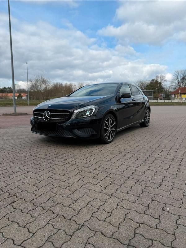 Gebraucht Mercedes A180 122 PS (89 kW) 2015 Schwarz Limousine