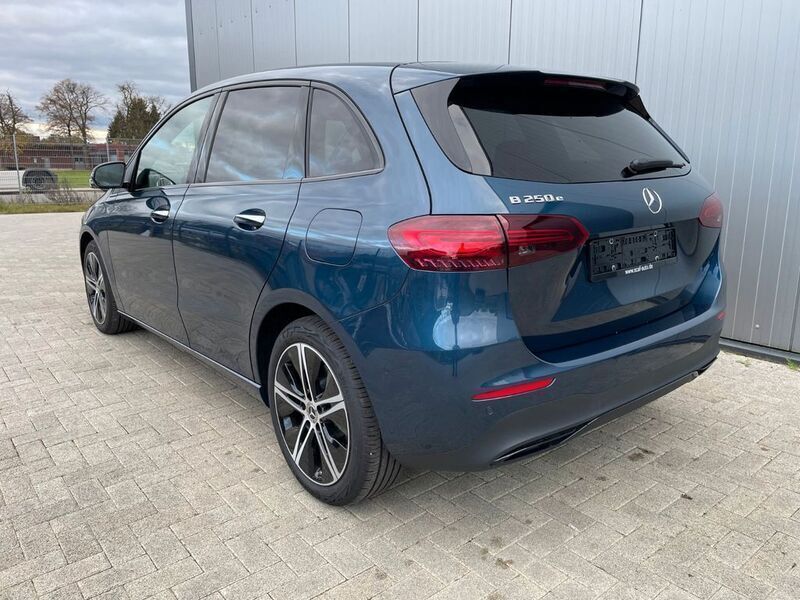 Gebraucht Mercedes B250e Night 163 PS (119 kW) 2023 Blau Van / Kleinbus
