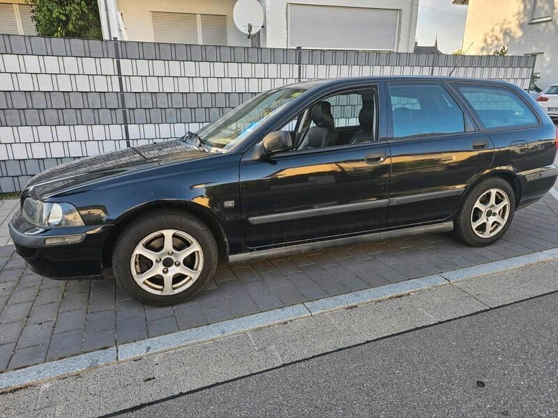 Schwarz Gebraucht 2002 Volvo V40 Kombi | 1.450 € (Fairer Preis) - Bild 1/4
