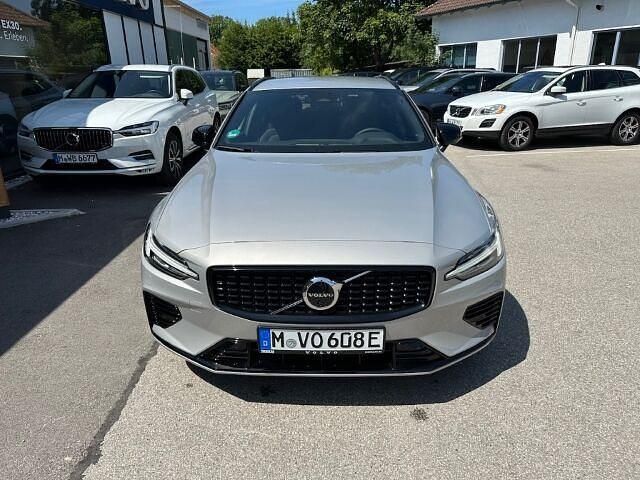 Używany Volvo V60 Plus 398 KM (292 kW) 2024 Srebrny Kombi