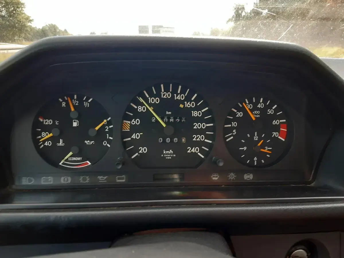 Gebraucht Mercedes E260 166 PS (122 kW) 1986 Grau Limousine