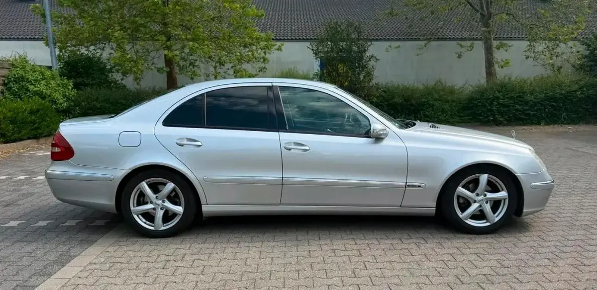 Gebraucht Mercedes E220 150 PS (110 kW) 2003 Silber Limousine