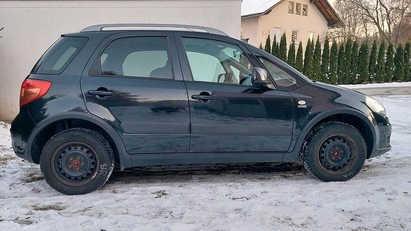 Schwarz Gebraucht 2011 Suzuki SX4 Club Limousine | 5.300 € (Fairer Preis) - Bild 1/4