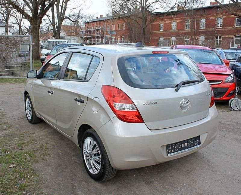 Gebraucht Hyundai i20 Classic 77 PS (56 kW) 2010 Silber Kleinwagen
