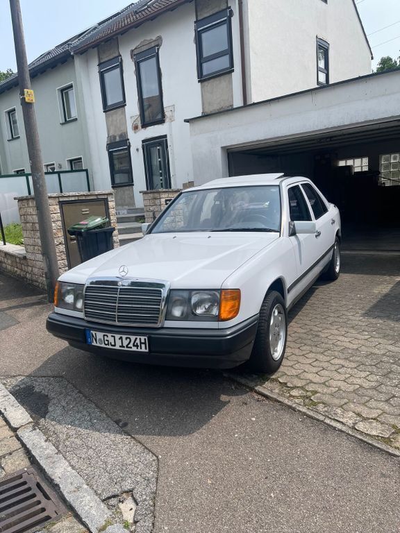 Weiß Gebraucht 1987 Mercedes E200 Limousine | 9.000 € - Bild 1/4