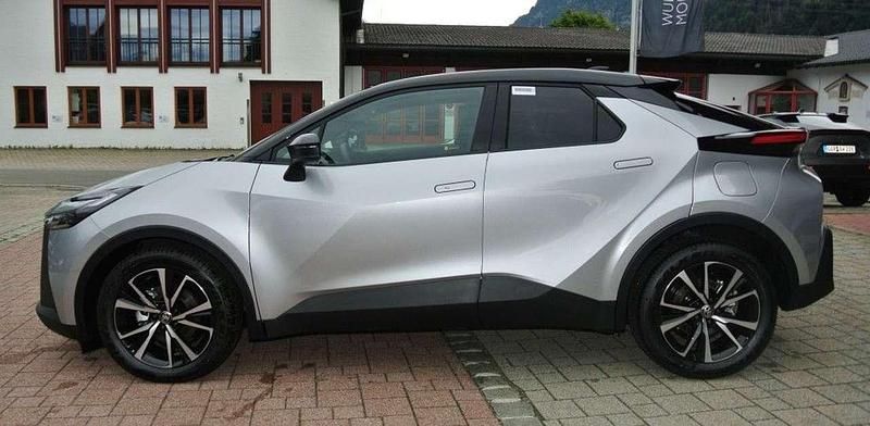 Neu Toyota C-HR 140 PS (102 kW) 2025 Silber metallic SUV