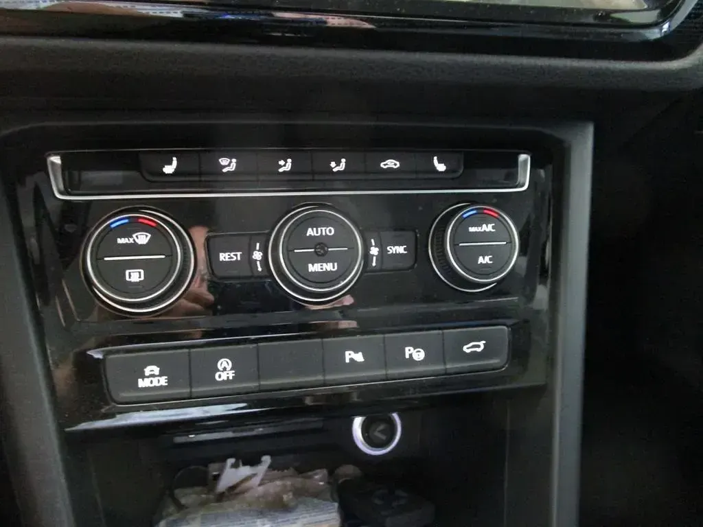 Gebraucht VW Touran Sound 150 PS (110 kW) 2017 Rot Van / Kleinbus