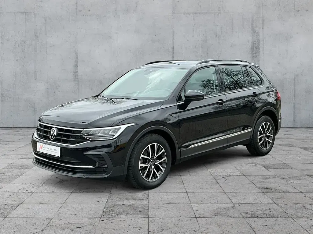 Gebraucht VW Tiguan Life 150 PS (110 kW) 2023 Deep black perleffekt SUV