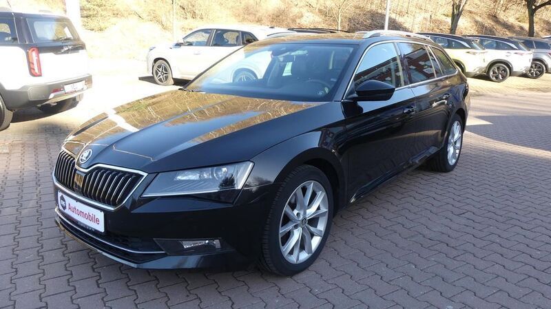 Schwarz (metallic) Gebraucht 2016 Skoda Superb Kombi | 16.990 € (Fairer Preis) - Bild 1/4