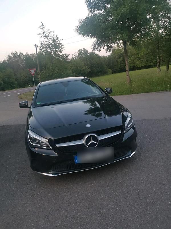 Schwarz Gebraucht 2017 Mercedes CLA220 Shooting Brake Kombi | 18.000 € (Teuer) - Bild 1/4