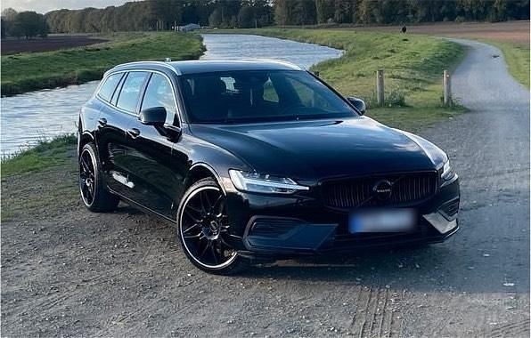 Schwarz Gebraucht 2021 Volvo V60 Momentum Kombi | 20.600 € (Superpreis) - Bild 1/4