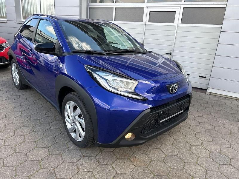 Blau (metallic) Gebraucht 2024 Toyota Aygo Active Kleinwagen | 16.500 € (Fairer Preis) - Bild 1/4