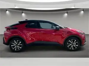 Neu Toyota C-HR 98 PS (72 kW) 2026 Schwarz (emotional red 2 (3u5)/ black (202)) SUV